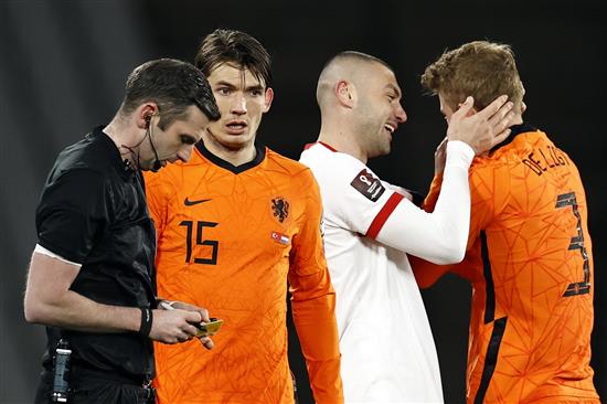 伊尔马兹（右二）安慰荷兰球员。